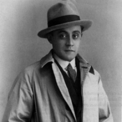 Los senos de las mujeres son la única persistencia del hombre, los coge al nacer y ya no los suelta hasta morir de viejo